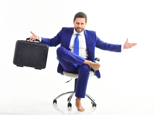 Hombre en suite o hombre de negocios sentarse en la silla de oficina — Foto de Stock