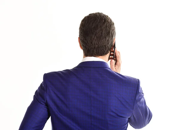 Visão traseira do empresário em terno azul escuro detém smartphone — Fotografia de Stock