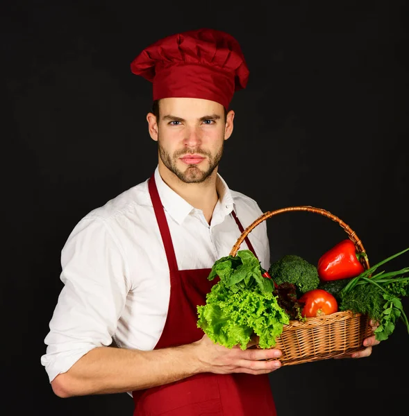 Mann mit Bart auf schwarzem Hintergrund. Vegetarisches Ernährungskonzept. — Stockfoto