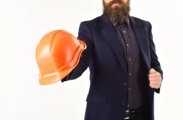 Capacete de construção nas mãos do engenheiro ou arquiteto. — Fotografia de Stock