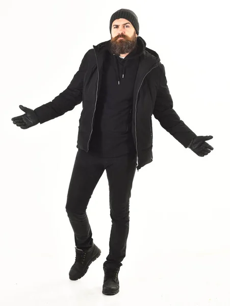 Macho met baard en snor draagt winterjas, handschoenen, hoed. — Stockfoto