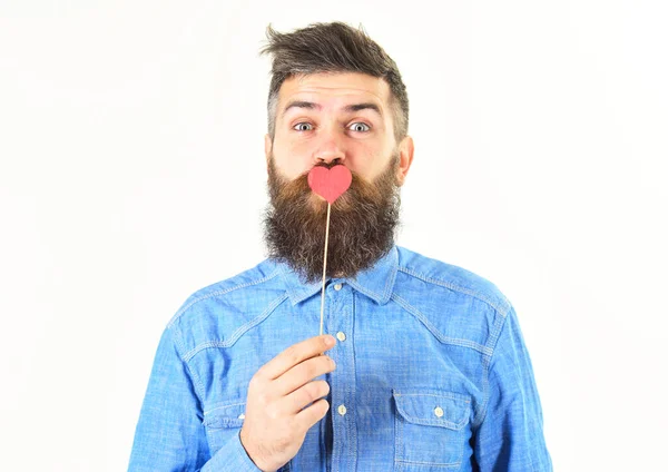 Homem barbudo com cara feliz flerta. Namoro, flertar, flertar emoções conceito — Fotografia de Stock