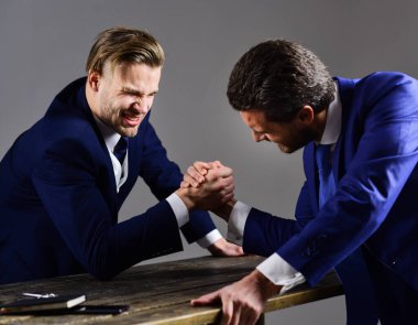 İş dünyasının liderleriyle yüzleşmek. İş çatışması konsepti