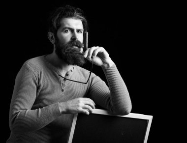 Siyah arka planda gözlüklü düşünceli hippi, kopyalama alanı