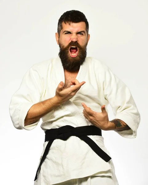 Koncepcja treningu i walki. Mężczyzna z brodą w białym kimono — Zdjęcie stockowe