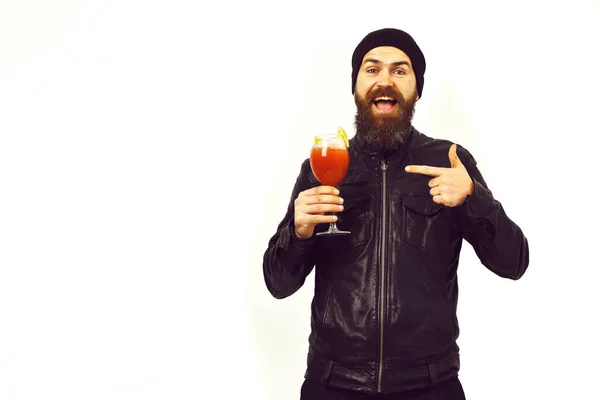 Brutale blanke hipster met alcoholische drank of verse cocktail — Stockfoto