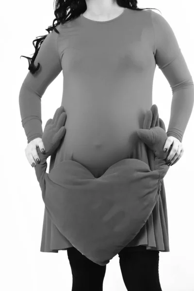 心臓枕を持つ妊婦の女性の手 — ストック写真