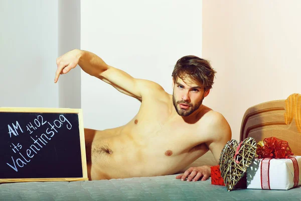 Schöner bärtiger Macho sexy Mann mit stylischem Bart nackt liegend — Stockfoto