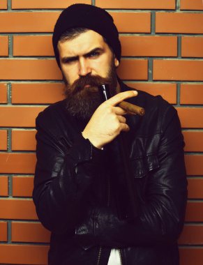 Sakallı, Kafkas hippisi elinde şişe, puro içiyor.