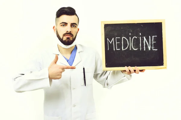 Concepto de tratamiento y recuperación. Médico con barba sostiene palabra medicina —  Fotos de Stock