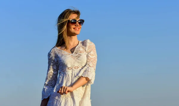 Una chica emocional. Feliz. Chica vestido blanco no dude en. Ocio y descanso. Relájate. Día soleado. Chica despreocupada. Mujer bonita gafas de sol de moda al aire libre. Fondo de cielo azul chica. Salud femenina — Foto de Stock