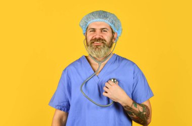 Ekspres test. Hippi hastanesi. Sakallı doktor üniformalı steteskop. Sağlık hizmetleri. Tıbbi kontrol. Tıbbi yardım. Neşeli çocuk doktoru. Belirtileri izle. Sağlık sigortası. Virüs konsepti