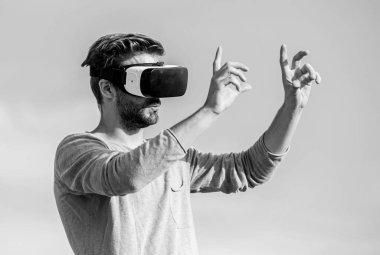 Tasarımcı ya da mühendis. 3D nesneler tasarlamak. Eğitici fütüristik program. Siber uzay. Sanal gerçeklik. Oyun online. Kablosuz sanal gerçeklik gözlüklü adam. Artırılmış gerçeklik. Sanal gerçeklik gözlükleri