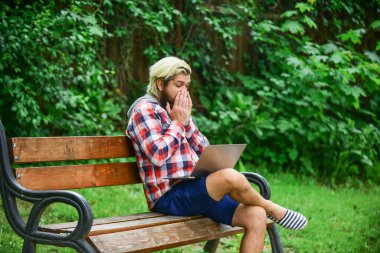 Temiz hava. Gezici internet. İnternette çalışıyorum. Hippi parkta ilham kaynağı oldu. Modern laptop. Uzaktan kumanda. İnternetten alışveriş. Çevik iş. Sakallı adam yedek kulübesinde oturuyor. Çalış ve rahatla