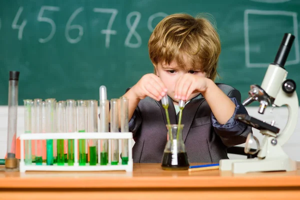 Leren voor de toekomst. Biologie wetenschap. resultaat. Medisch concept. Klein geniaal kind. het testen van buizen met vloeistof voor onderzoek. Kleine jongen studeert scheikunde. Kleine jongen met microscoop. Zelfverzekerde wetenschapper — Stockfoto