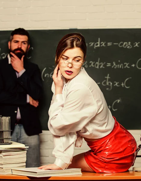 Enseñar es su deseo. Profesor sensual coquetear con estudiante. Mujer sexy seducir a hombre barbudo en clase. El deseo la lleva de vuelta a la escuela. Deseo chispeante de saber. Deseo y seducción — Foto de Stock