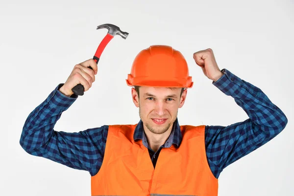 Reparationsutrustning för byggverktyg. ung arbetare är ingenjör assistent. Reparatör i uniform. Man arbetar med hammare. verklig byggarbetare i hjälm. snickare redo att arbeta — Stockfoto