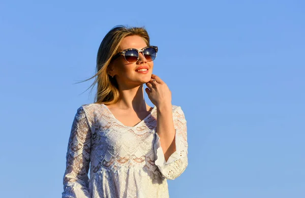 Zorgeloos meisje. Mooie vrouw modieuze zonnebril buiten. Witte jurk, voel je vrij. Vrije tijd en rust. Zomer ontspannen. Zonnige dag. Meisje blauwe lucht achtergrond. Gezondheid van vrouwen. Emotioneel meisje. Blij — Stockfoto