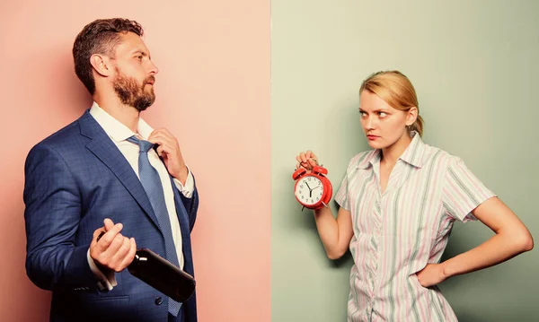 Problema de alcoolismo. Homem bêbado. Trabalhador bêbado depois do dia de trabalho. Discutindo. Quebrar regras. Atrasado outra vez. Problemas entre homens e mulheres. Conflito familiar. A mulher conhece o alcoólico. Dona de casa e marido bêbado — Fotografia de Stock