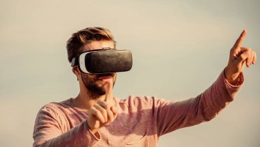 Siber uzay. Oyun online. Adam kablosuz VR gözlük takıyor. Artırılmış gerçeklik. Modern teknolojiyi kullan. Mühendislik projesi. Sanal gerçeklik gözlükleri. Dijital gelecek ve yenilik. Sanal gerçeklik