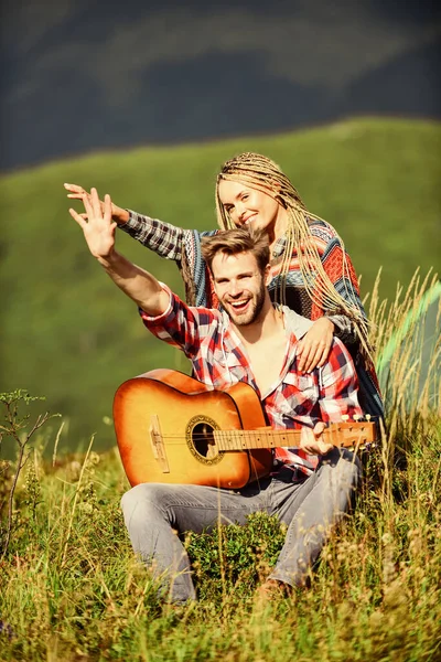 Świeże powietrze i czyste uczucia. Chłopak i dziewczyna z gitarą. Romantyczne wędrówki. Romantyczny spacer. Romantyczna piosenka. Miłość ich inspiruje. Piękna romantyczna para szczęśliwy uśmiechnięte twarze natura tło — Zdjęcie stockowe