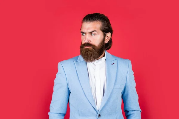 Homme d'affaires intelligent avec barbe. Homme barbu Dans le style classique. marié mariée glamour. homme sur événement formel. mode masculine d'affaires. hipster porter une veste bleue. concept de salon de coiffure — Photo