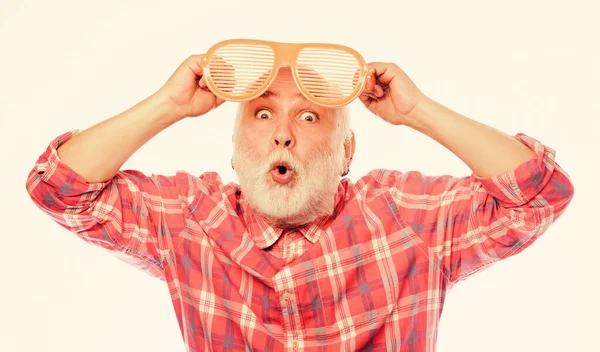 Мужчина, взрослый бородатый хипстер, носит гигантские солнечные очки. Веселая концепция пенсионера. Здоровье глаз. Магазин оптики. Веселюсь. Глаза заботятся. Старение и зрение. Диагностика заболеваний глаз и возрастных изменений — стоковое фото
