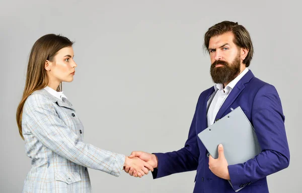 Negócios de sucesso. Parceria e liderança. Igualdade. Contrato comercial. Consultoria. Departamento financeiro. Encontro de homens e mulheres. Director chefe. Casal de negócios a trabalhar. Casal no cargo — Fotografia de Stock