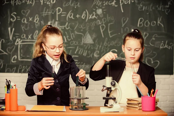 더 나은 내일을 위해서요. 어린 소녀들은 학교 연구실의 천재들 입니다. 과학 실험실입니다. 실험실에서의 과학 실험. 생물학 연구실입니다. 천재. 현미경을 가진 어린 소녀 과학자입니다. 실험실에서의 화학 연구 — 스톡 사진