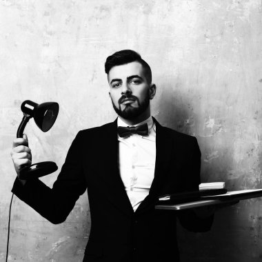 Kendine güveni olan CEO 'nun elinde lamba ve dizüstü bilgisayar var