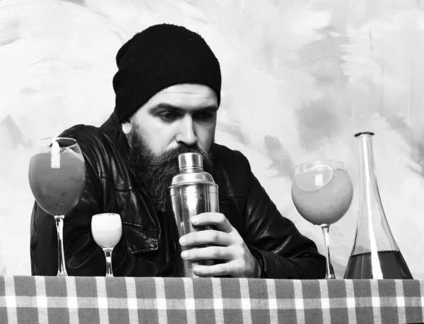 Hipster dan gelas minuman beralkohol, koktail, ditembak atau shaker — Stok Foto