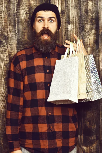 Skäggig brutal kaukasisk hipster med mustasch med shoppingpaket — Stockfoto