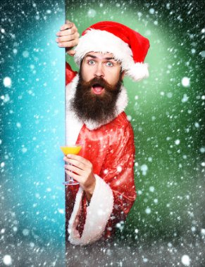 Şaşırmış sakallı Noel Baba adam