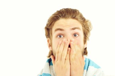 Çizgili mavi beyaz havlusu olan adam beyazda izole edilmiş.