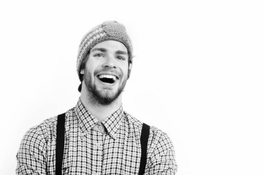 Şapkalı adam gülüyor, beyaz arka planda soyutlanmış.