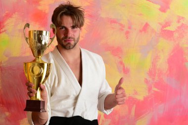 Adam beyaz kimonoyla poz veriyor.