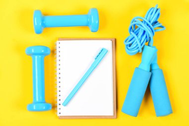 Not defteri ve spor aletleri. Defter, kalem ve spor aletleri.