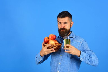 Bahçe işleri ve sonbahar ürünleri konsepti. Adamın elinde meyve kasesi var.