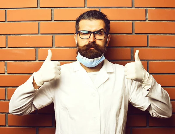 Brutální bělošský lékař nebo postgraduální student v rukavicích — Stock fotografie