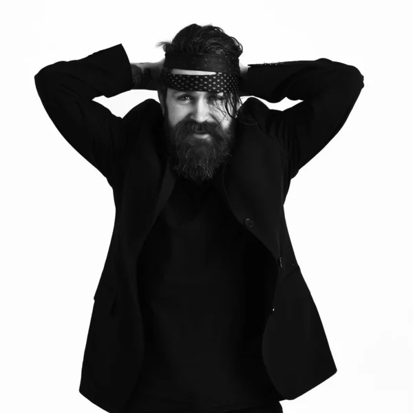 Brutal caucasien hipster en costume noir tenant des liens autour de la tête — Photo