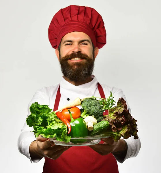 Kochen und vegetarische Ernährung. Chef hält Schüssel mit Gemüse — Stockfoto