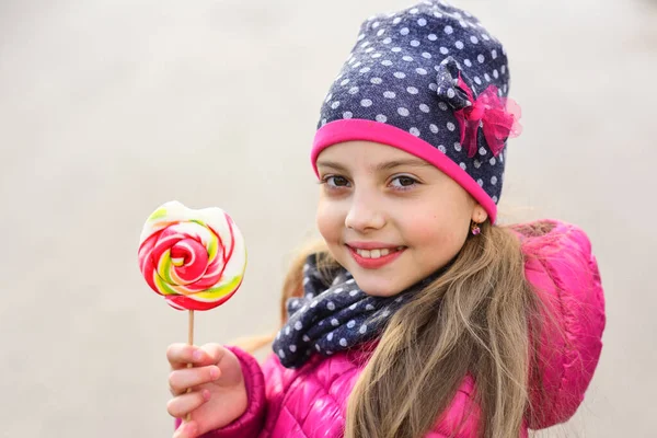 Dame mit fröhlichem Gesicht posiert mit Süßigkeiten auf Naturhintergrund. — Stockfoto