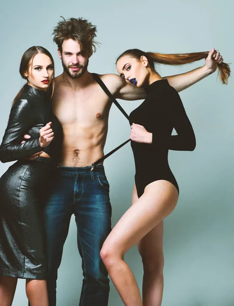 Ένας τύπος με γυμνό μυϊκό κορμό και δύο σέξι φιλενάδες — Φωτογραφία Αρχείου