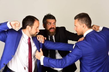 Sakallı ve korkmuş yüzlü adam anlaşmazlığı çözmeye çalışıyor..