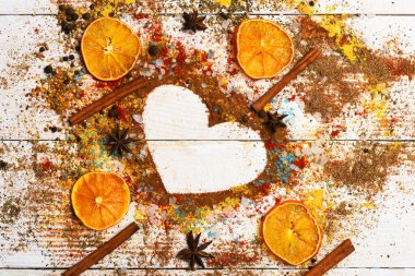 Lezzet konsepti. Kalp şeklini oluşturan çeşninin bileşimi