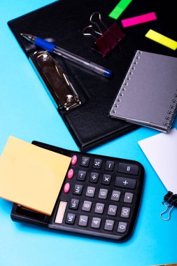 Yapışkan notlar ve gri defterin yanında klasör olan kartvizit.