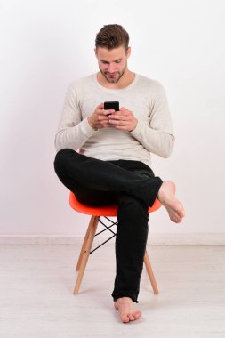 Gençlik ve teknoloji kavramı. Şık saçlı ve ilgili bir adam.