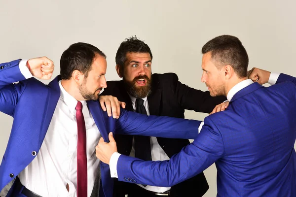 Sakallı ve korkmuş yüzlü adam anlaşmazlığı çözmeye çalışıyor..