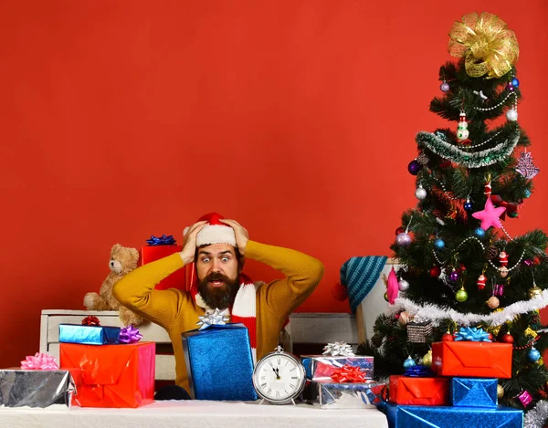 Babbo Natale in cappello rosso con viso sorpreso o turbato. — Foto Stock