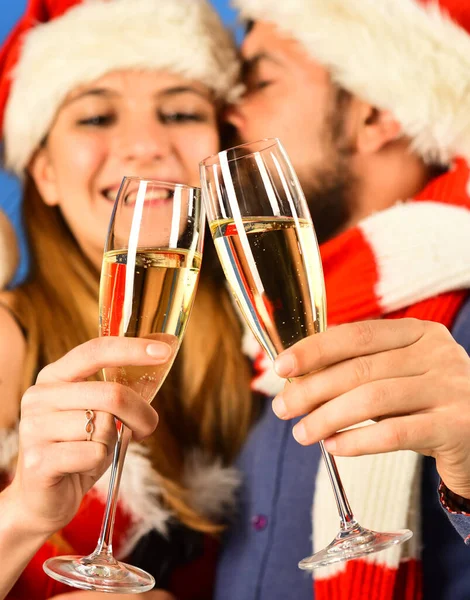 Meneer en mevrouw Claus hebben een glas champagne.. — Stockfoto